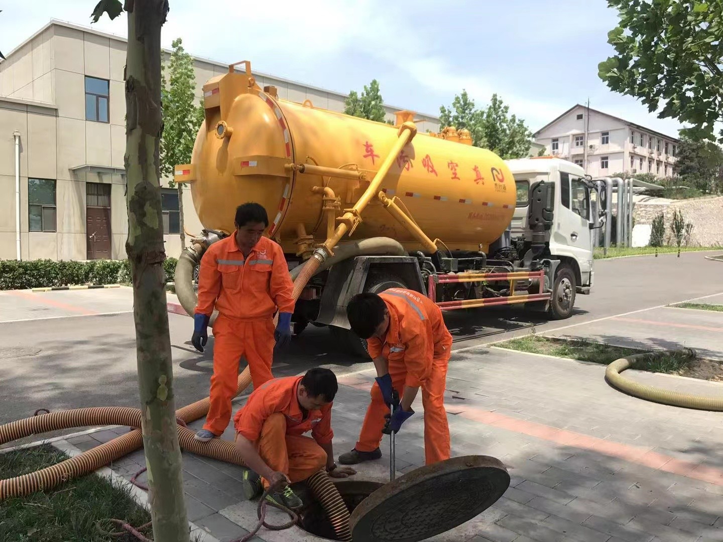 津市管道疏通车停在窨井附近