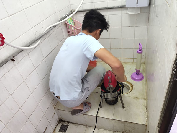津市管道堵塞冒臭气 专业师傅现场解决问题