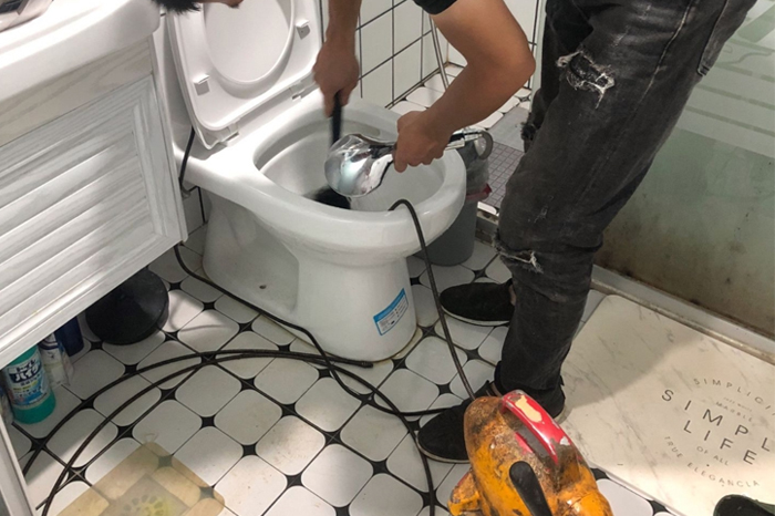 津市马桶堵塞自己疏通还是找师傅？专业上门服务让你省时更省心