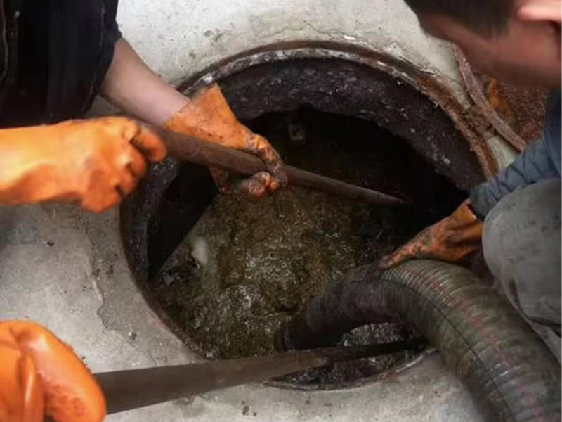 津市清理化粪池时如何避免沼气的危害？